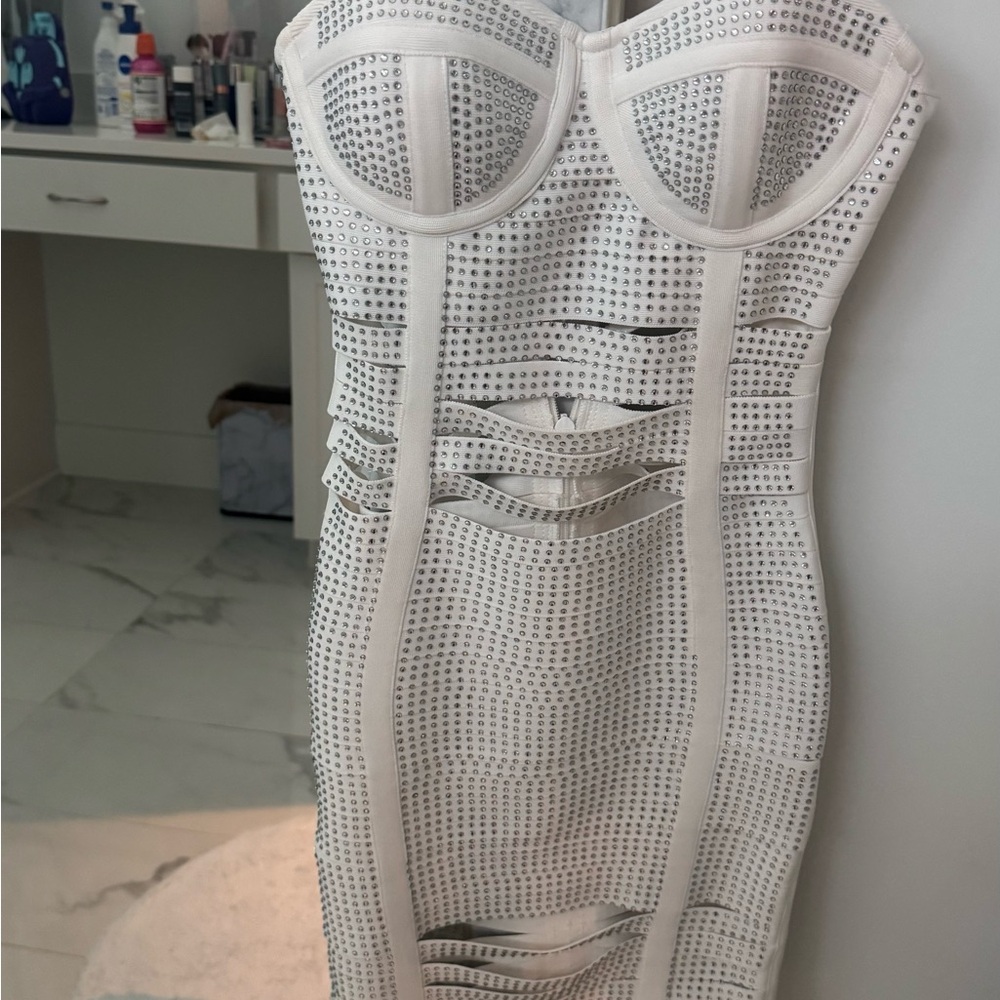 Bella Barnett Bodycon Cut Out Dress Size MEDIUM NWT - Picture 4 of 7